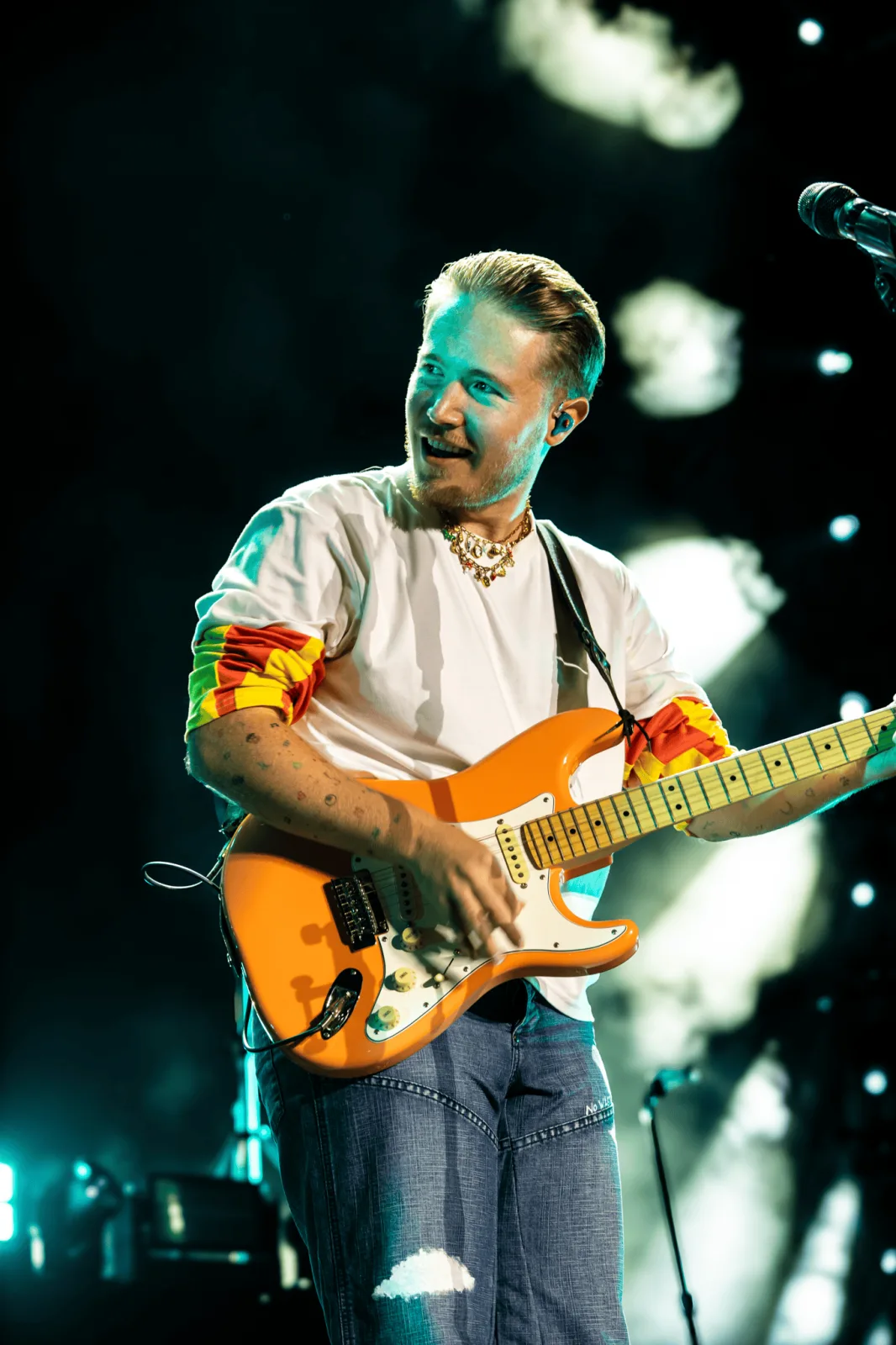 Alfa suona la chitarra dal vivo — fotografia di Aurora Merenda